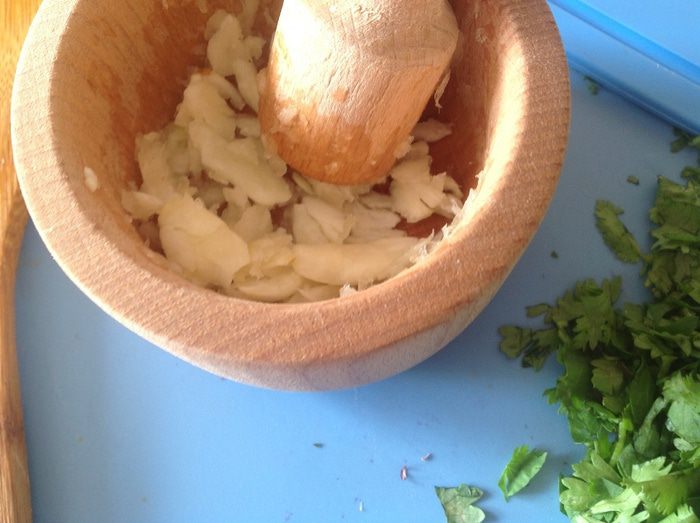 Каталонский салат с нутом, перцем и пикадой