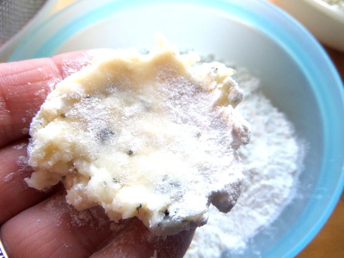 Сырная закуска-шарики в томатном соусе