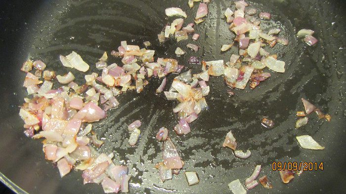 Курица, фаршированная виноградом и ароматными травами