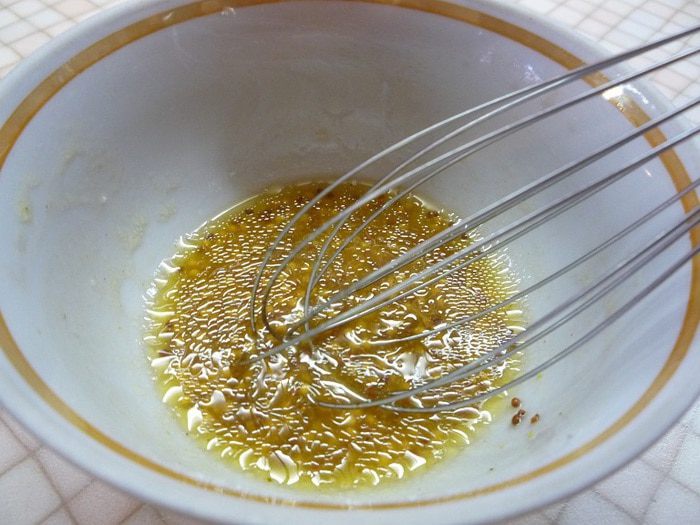 Салат из копченого сома с яйцом пашот и крутонами