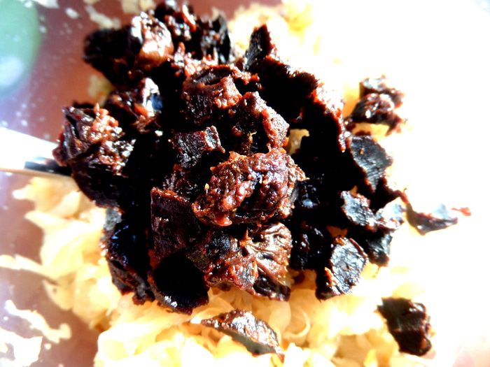 Пирог с капустой и черносливом