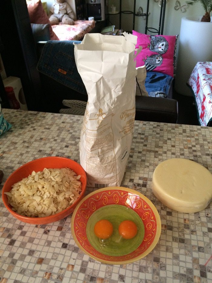 Сыр сулугуни в миндальной корочке с вареньем