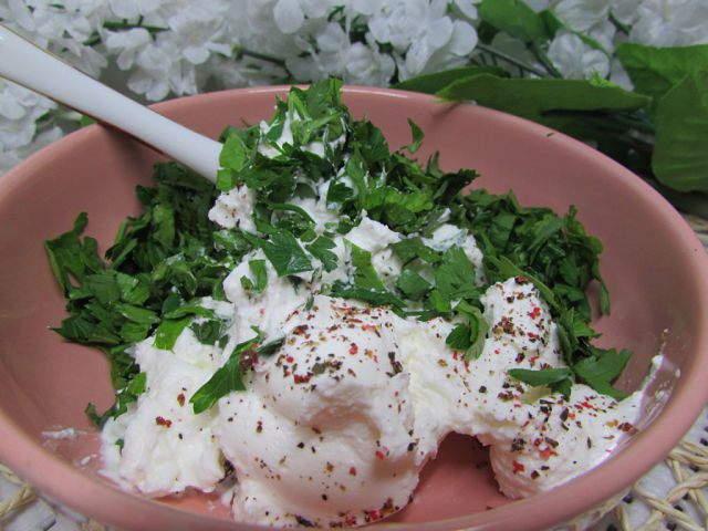 Помидорки черри, фаршированные сливочным сыром с зеленью