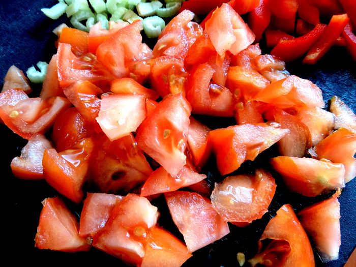 Печень в горшочке в сметанно-томатном соусе с овощами