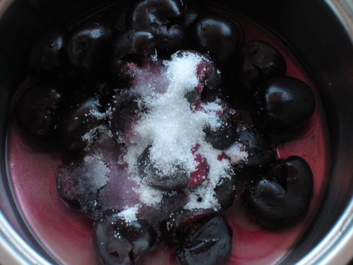 Кростата с черешней и ванильной панна коттой