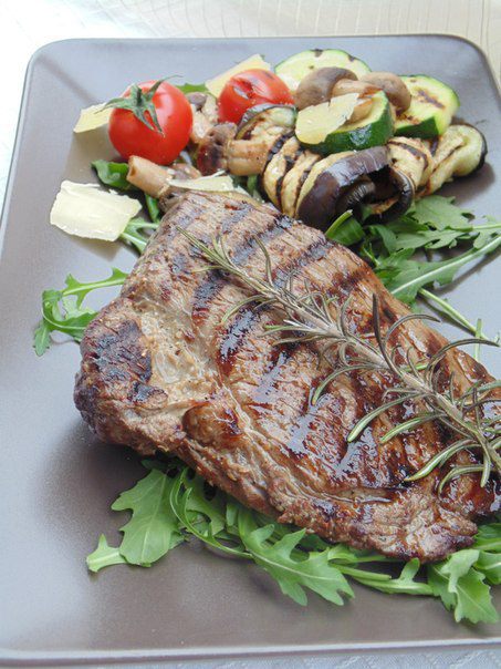 Стейк ферентино с овощами на гриле