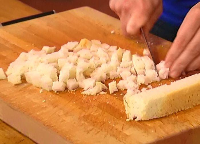 Зеленый салат с жареными грибами и кедровыми орешками