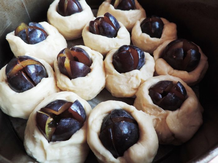 Изумительно вкусный сливовый обсыпной пирог