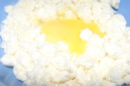 Сырники с курагой и сметанным кремом