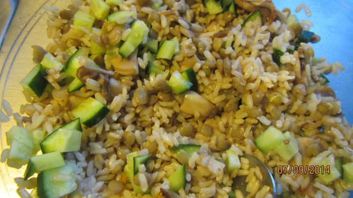 Салат из коричневого риса с шампиньонами и чечевицей