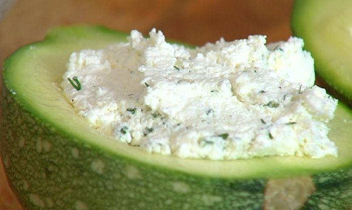 Цукини, фаршированные творогом и сливочным сыром 