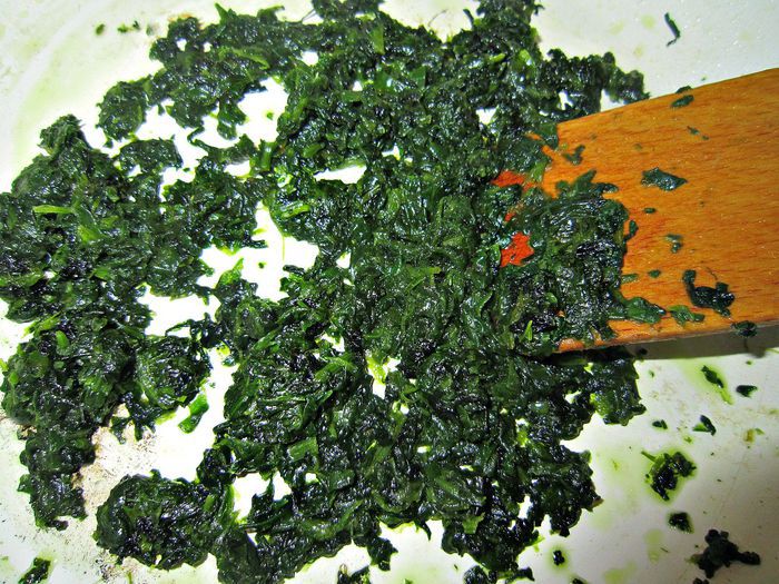 Медальоны в беконе с соусом из каперсов и пастой рисони