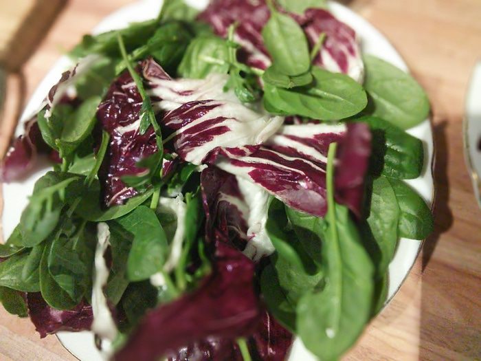 Салат с панированной грушей и ореховой заправкой 