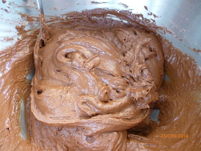 Шоколадный пирог со сливами и штрейзелем