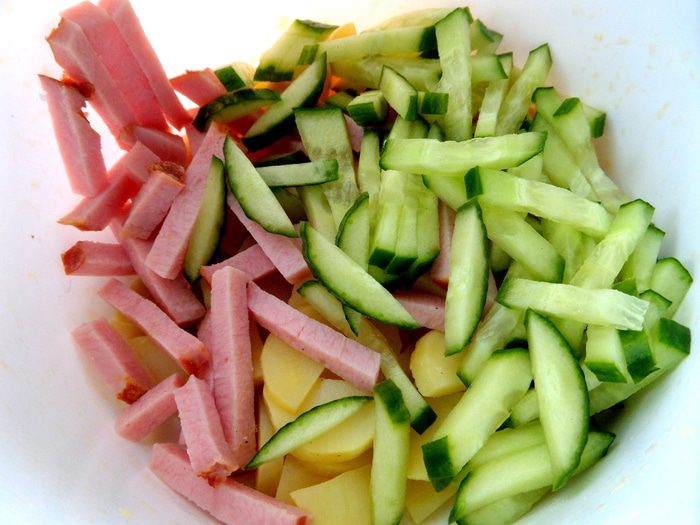 Салат с молодой картошкой и ветчиной