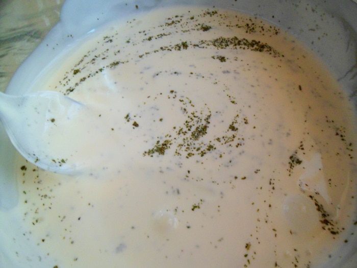 Запеченная цветная капуста с йогуртово-мятным соусом