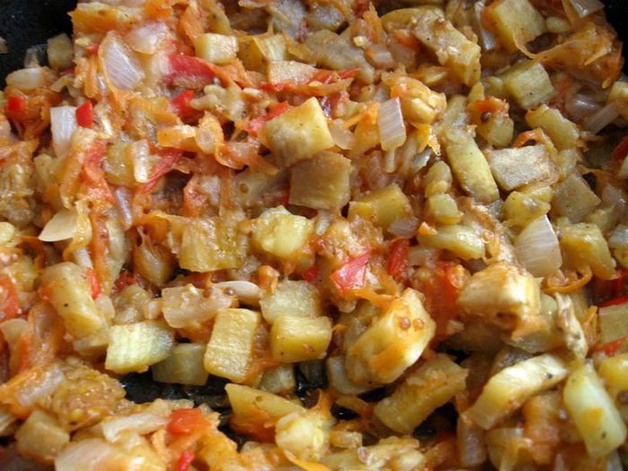 Баклажаны и перцы с кориандром, сыром и овощами