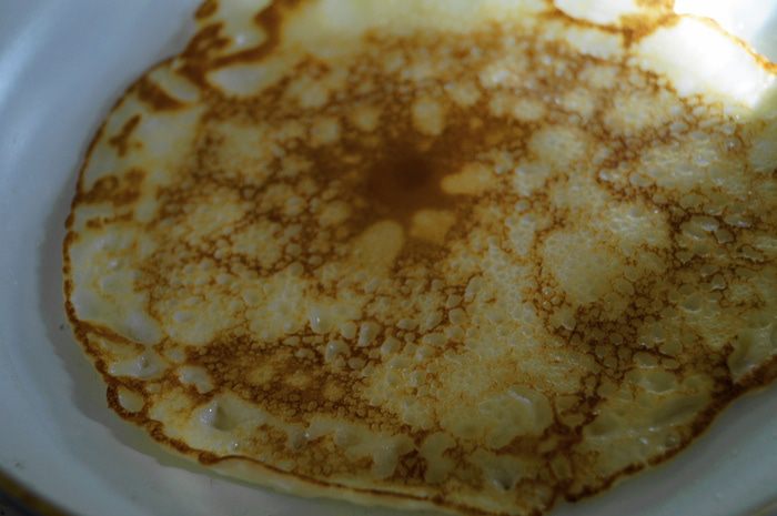 Тонкие блинчики с творогом и вишней