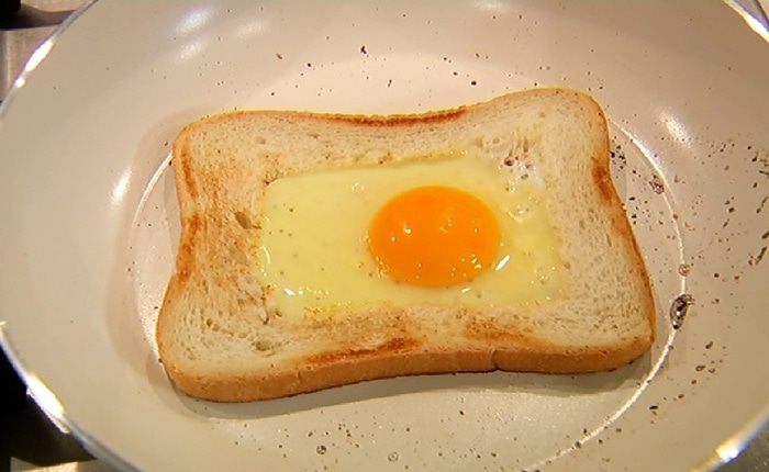 Сэндвич с яйцом, семгой и авокадо 