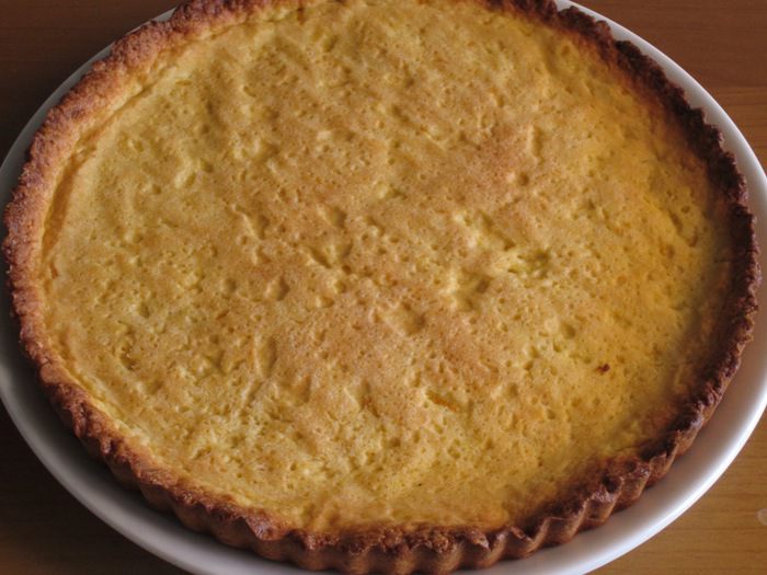 Кростата с черешней и ванильной панна коттой