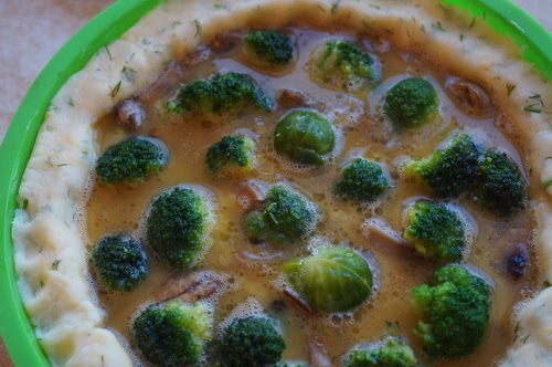 Картофельная запеканка с грибами и брокколи