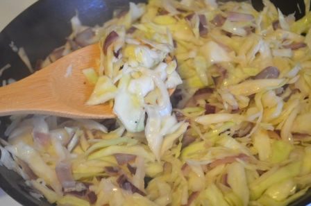 Плетенка с капустой, яйцом и красным луком