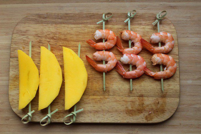 Шашлычки из креветок и манго от Марты Стюарт