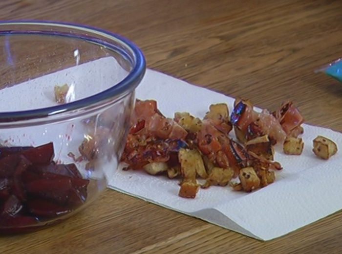 Салат с запеченной свеклой и сухариками