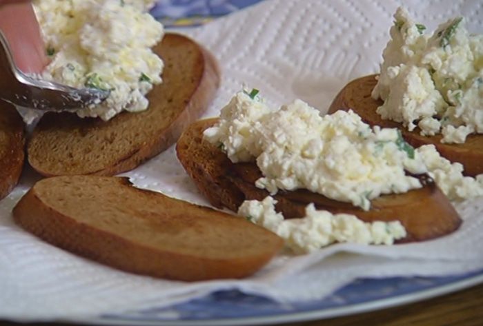 Салат с малиной и гренками с творожной начинкой 