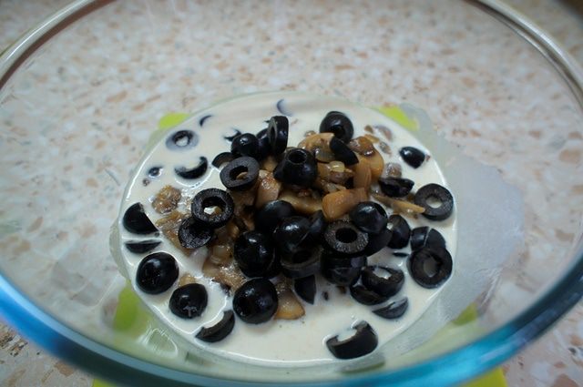 Картофельная пицца с грибами и маслинами