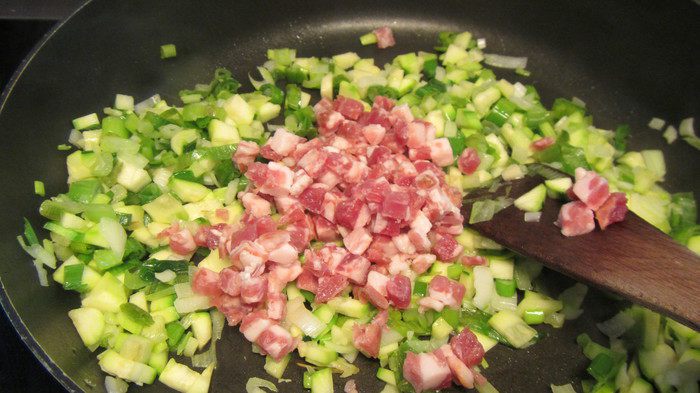 Брускетта с цукини, зеленым луком и беконом