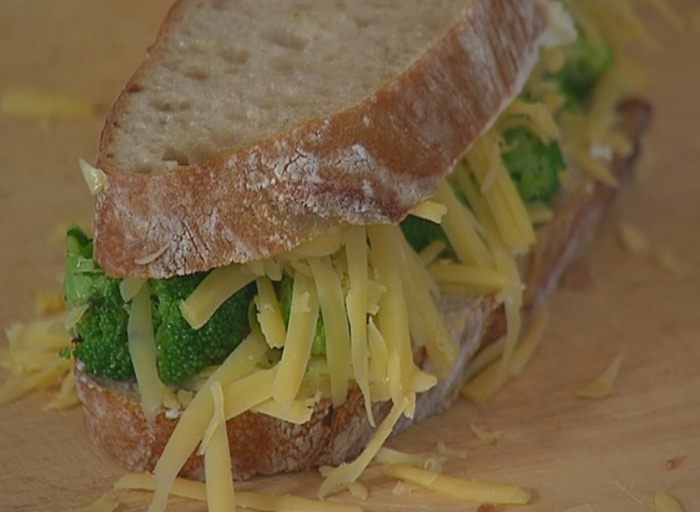 Бутерброд с брокколи и сыром 