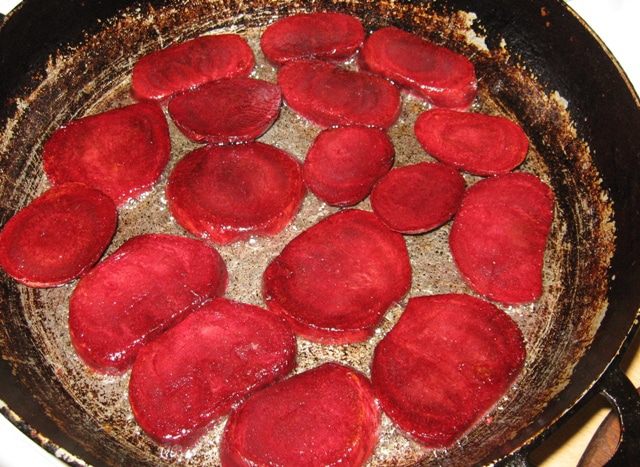 Горячая свекла с пряным соусом