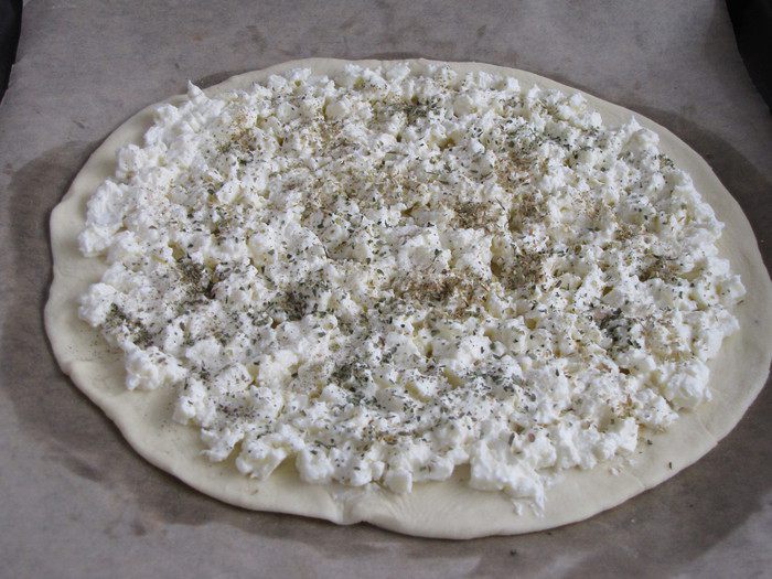 Лепешка с моцареллой, фетой и орегано