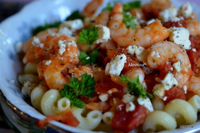 Паста с креветками, томатами и фетой