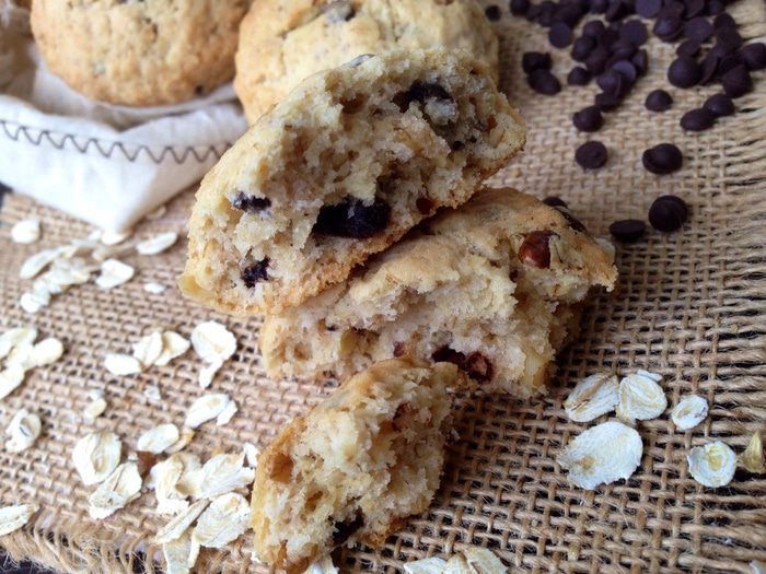 Овсяное печенье с шоколадными каплями и орехами