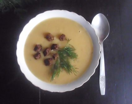 Легкий гороховый суп с чесночными гренками