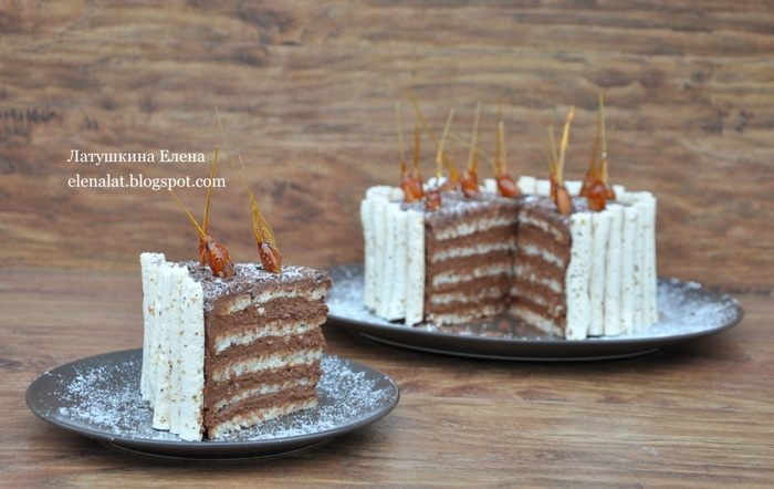 Миндальный торт с шоколадным муссом, безе и карамелью