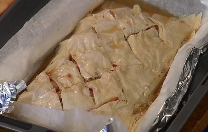 Пахлава со сливами и лавандой