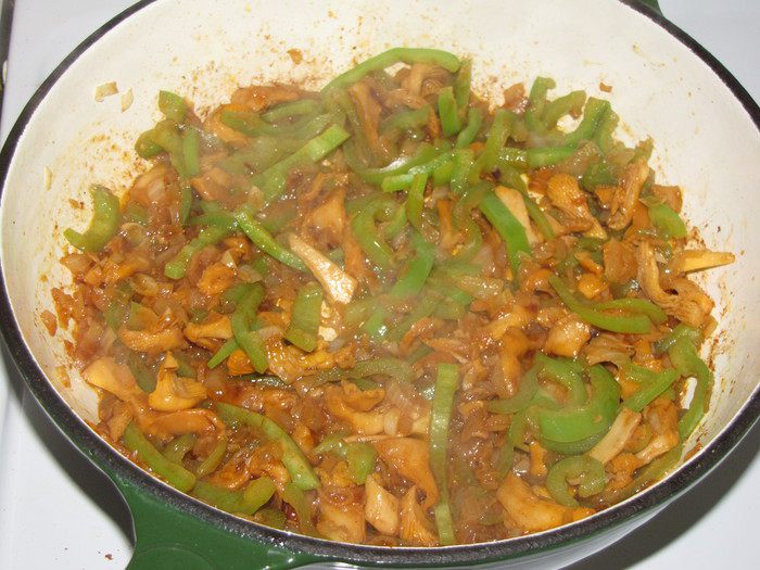 Бефстроганов с грибами и сладким перцем