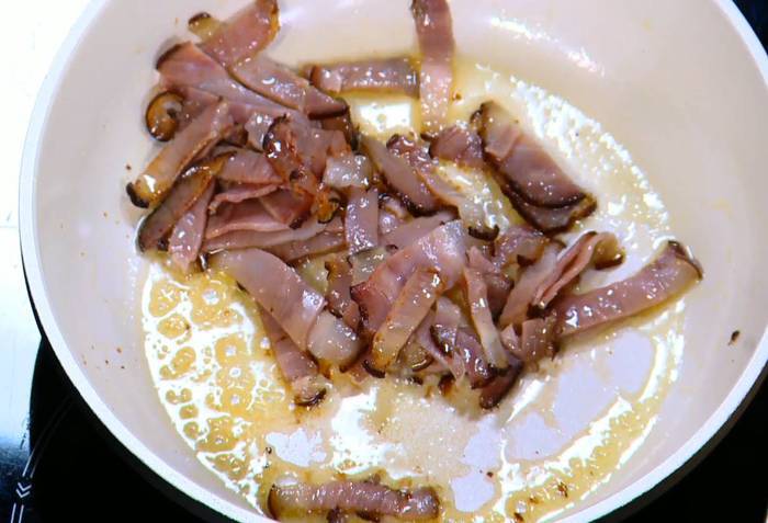 Пенне с цветной капустой и беконом 
