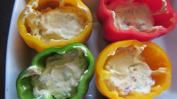 Перцы, фаршированные вялеными томатами и рикоттой