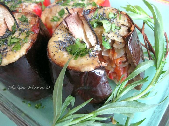 Баклажаны и перцы с кориандром, сыром и овощами