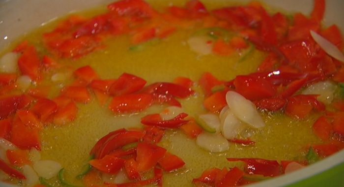 Теплый салат из брокколи, бурраты и чили