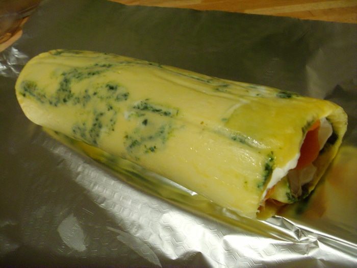 Сырный рулет с лососем и шпинатом
