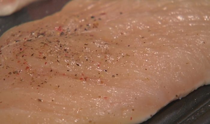 Салат из сладкого перца с огурцом и куриной грудкой 