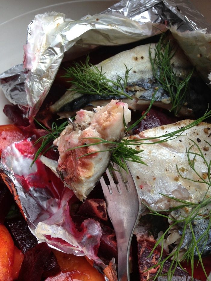 Запеченная рыба на овощной подушке с моцареллой