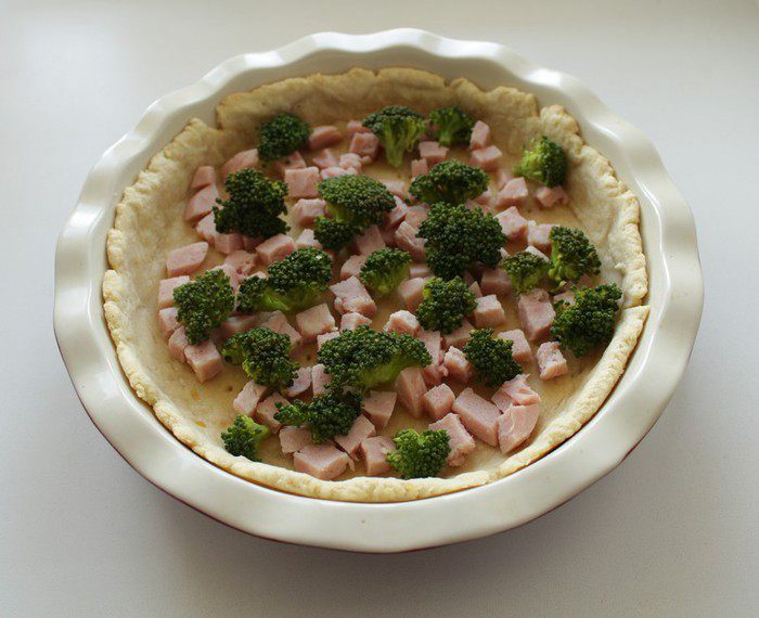 Киш с брокколи, ветчиной и помидорами