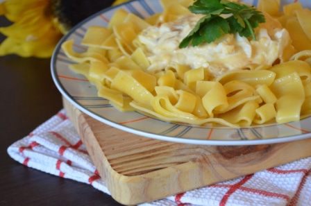 Паста под луково-яичным соусом