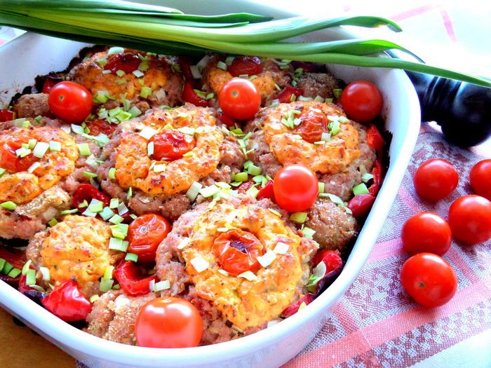 Котлетки на баклажане под сыром, с томатом